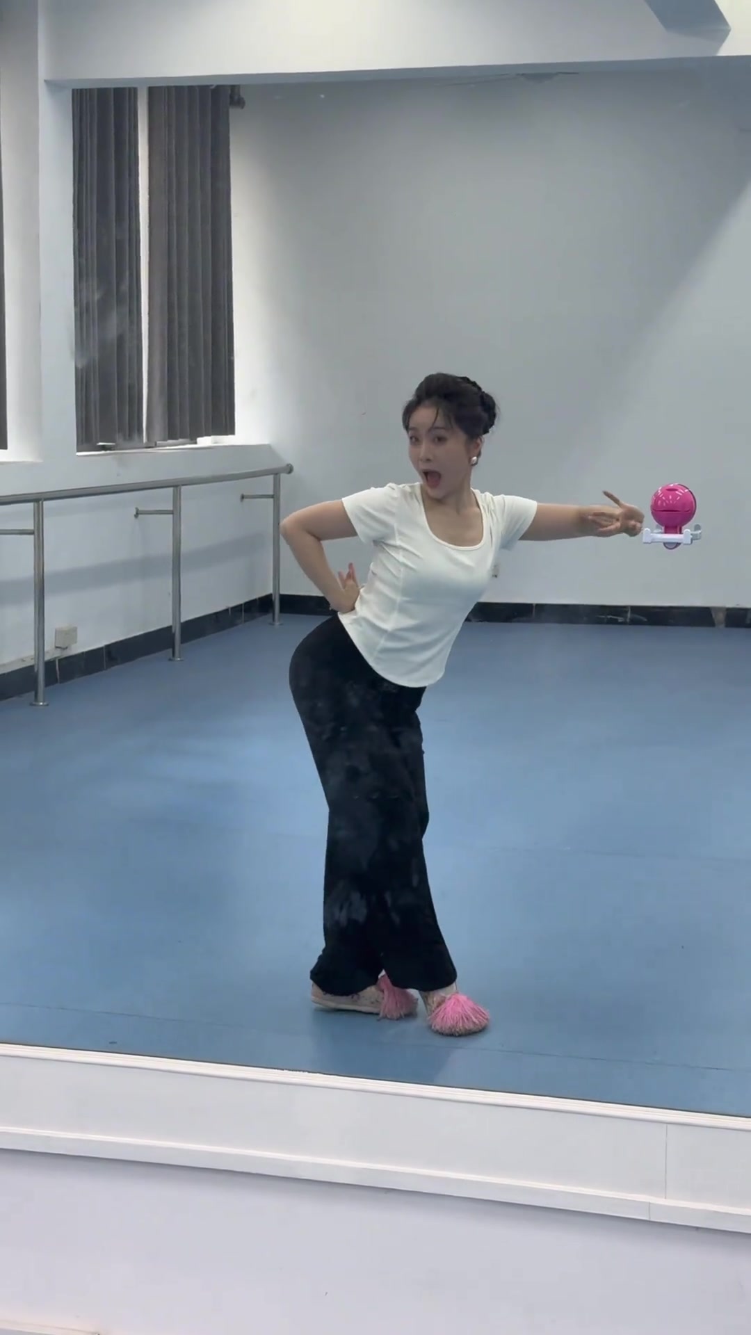 青年戏曲传播者,日常练功展示优美身段