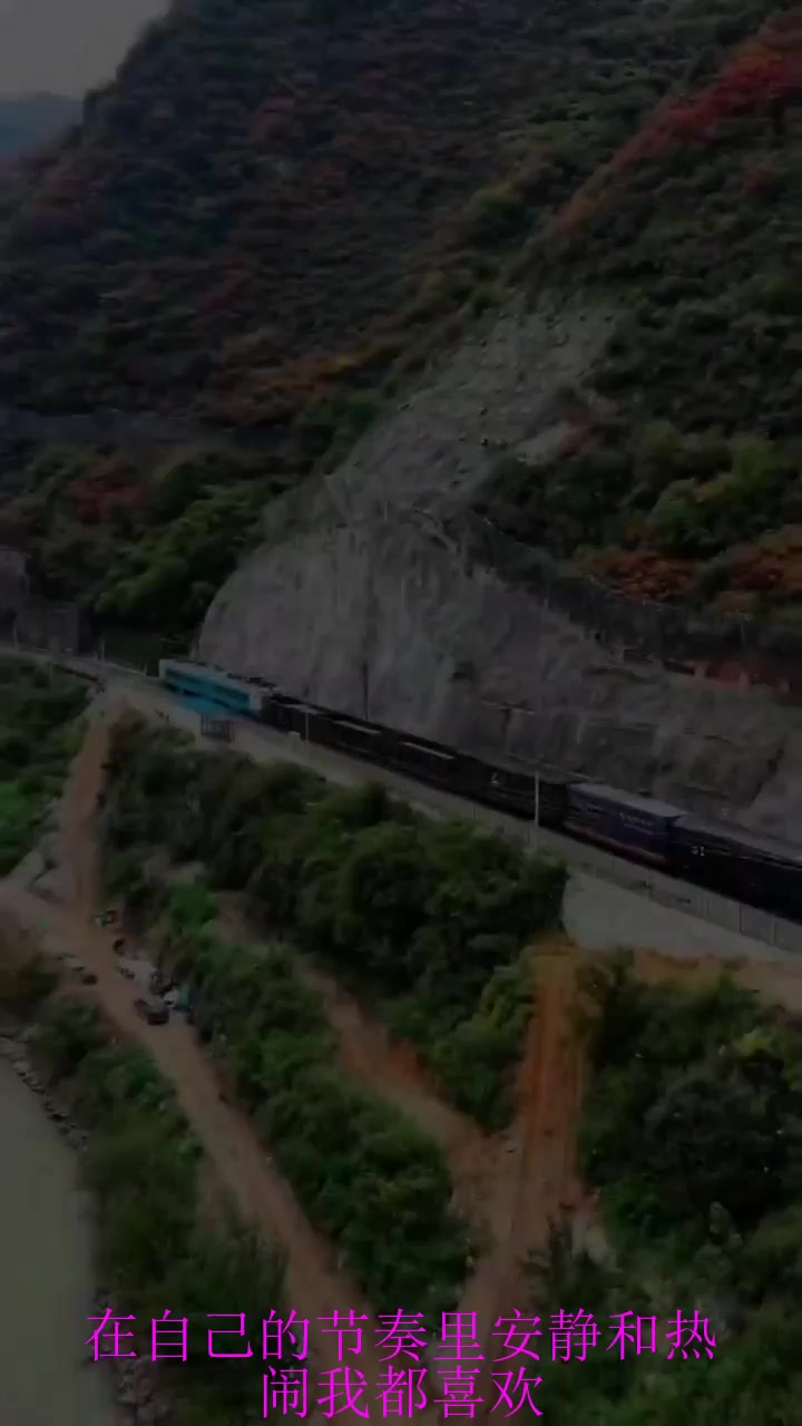 夏日旅游,宝成铁路客运列车穿梭嘉陵江大峡谷徽县109隧道段