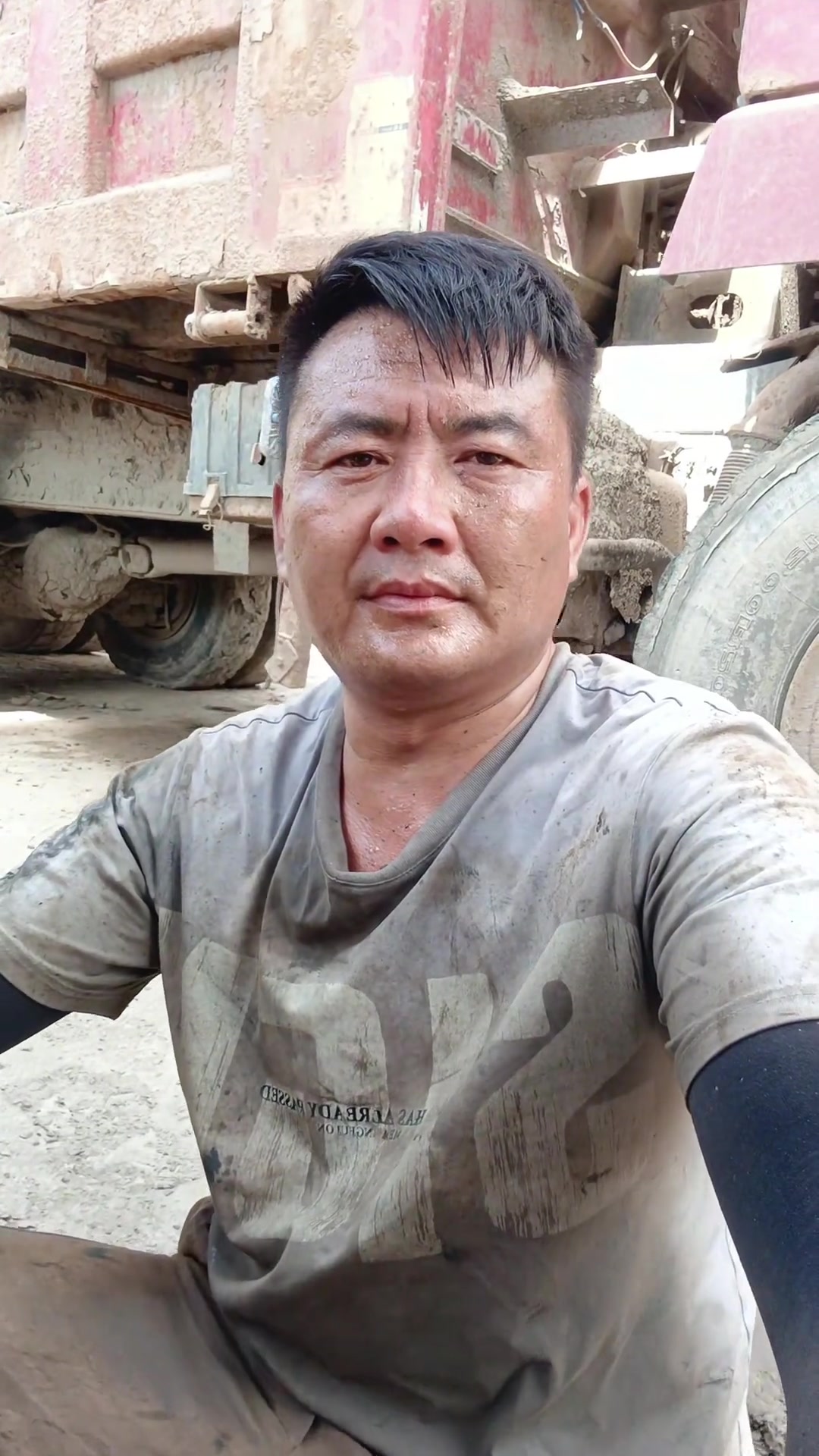 炎炎夏日,建筑工地的辛勤劳作,农民工的汗水与坚持