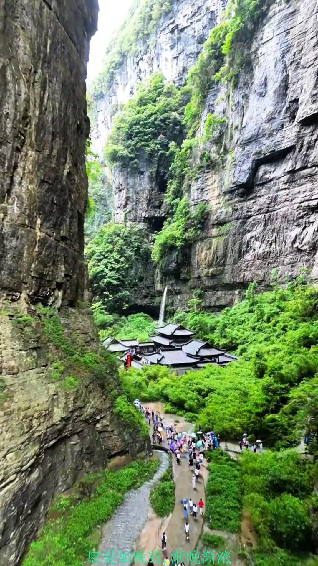 夏日旅游,武隆天生三桥位于重庆市武隆区仙女山镇,是一个典型的