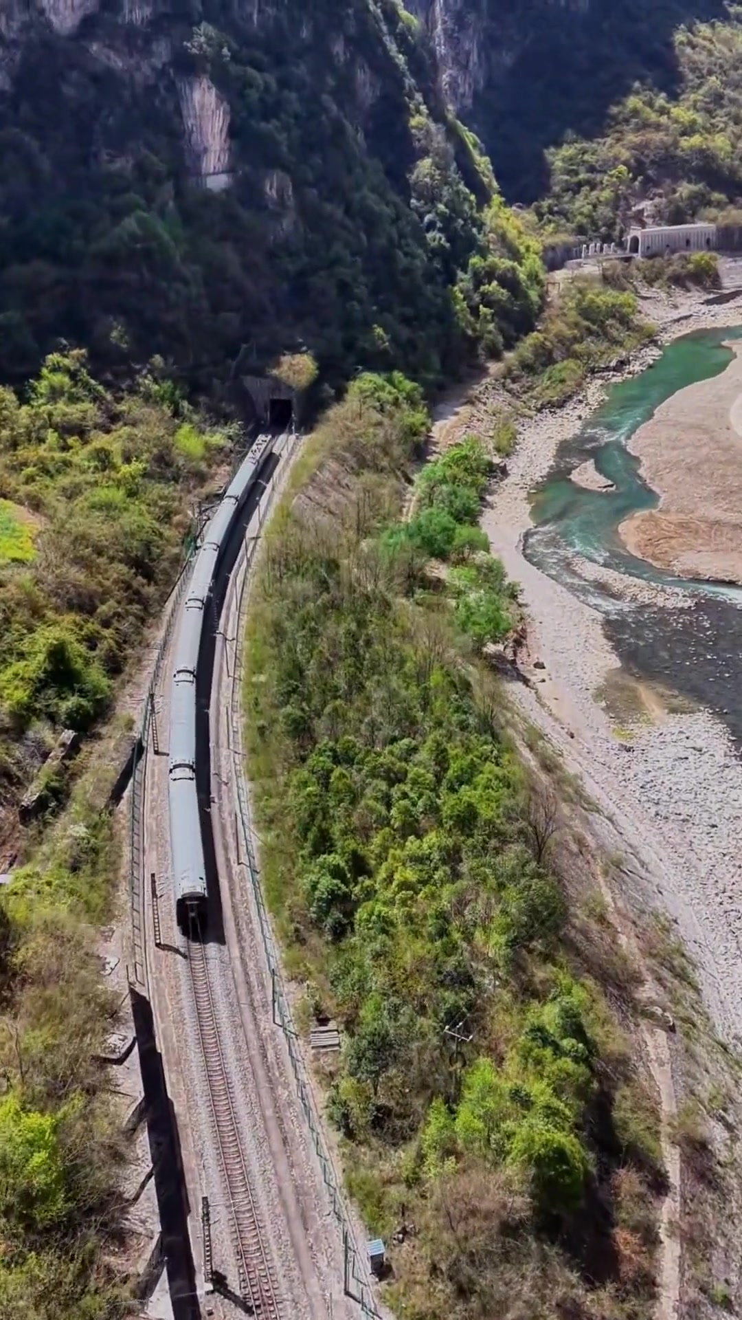 宝成铁路客运列车,穿梭在嘉陵江大峡谷,徽县嘉陵镇109隧道段
