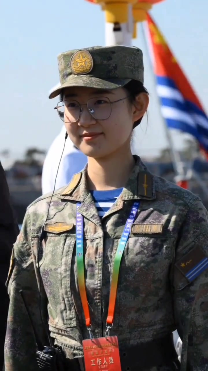 海军节年轻的女少尉