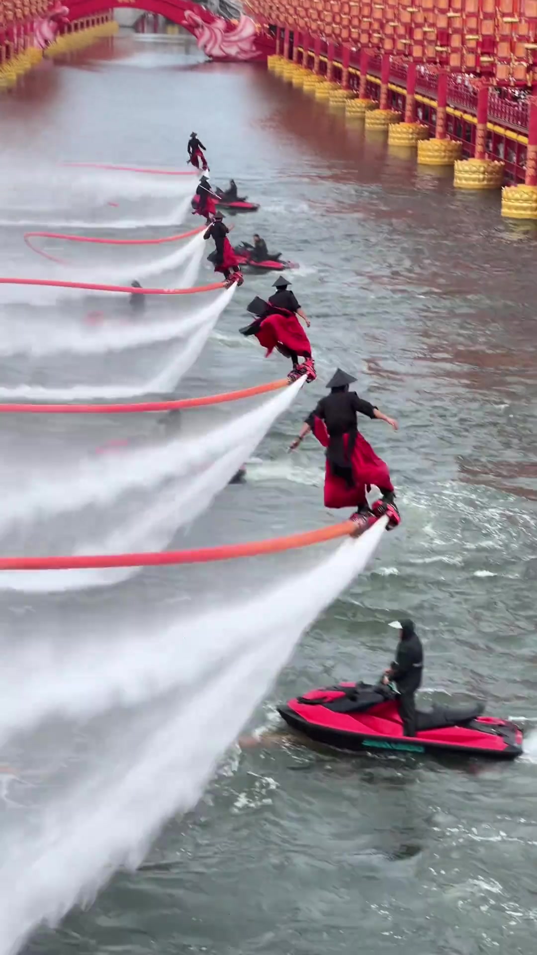 武侠风霸气版水上飞人表演,五人同飞,震撼无比!