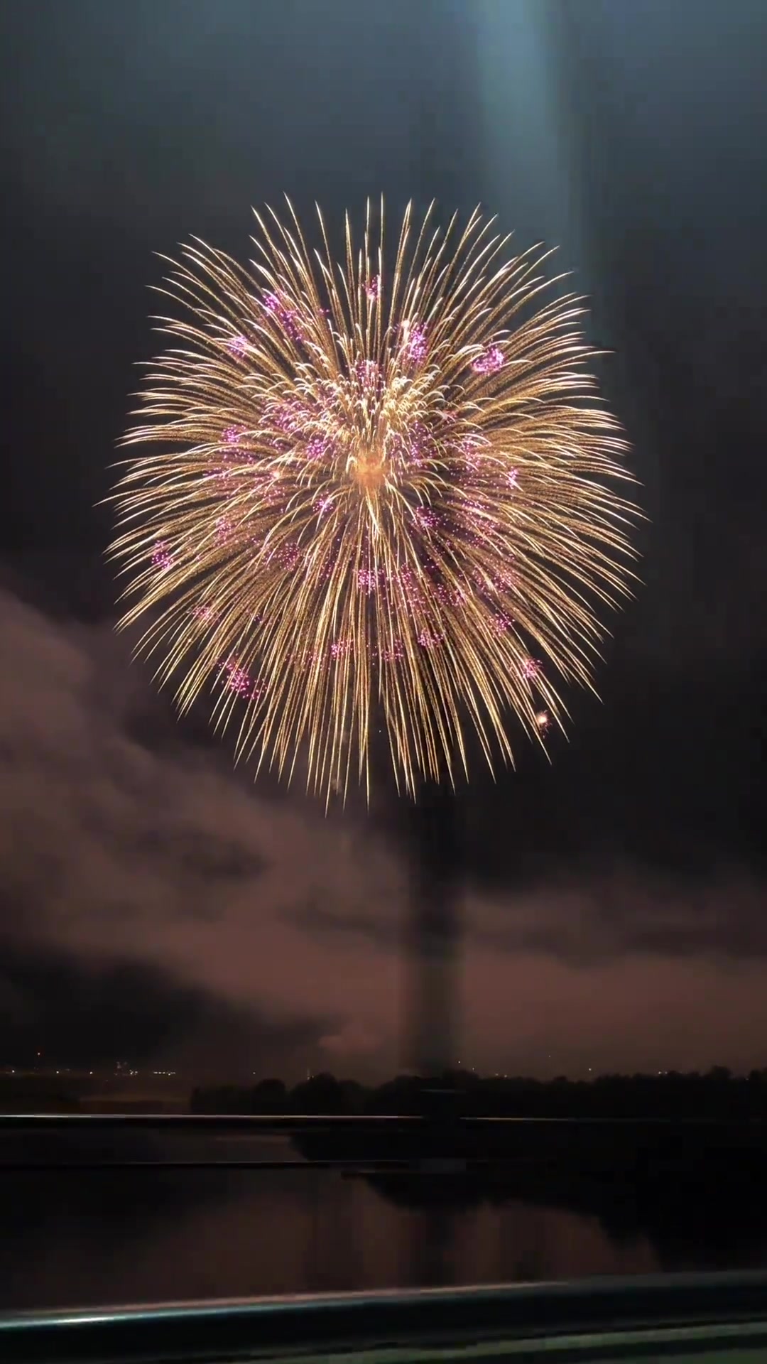 日本长冈花火大会,绚烂烟花点亮夜空,许下美好心愿