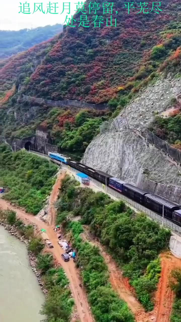 夏季旅行,宝成铁路客运列车穿梭嘉陵江大峡谷徽县109隧道段