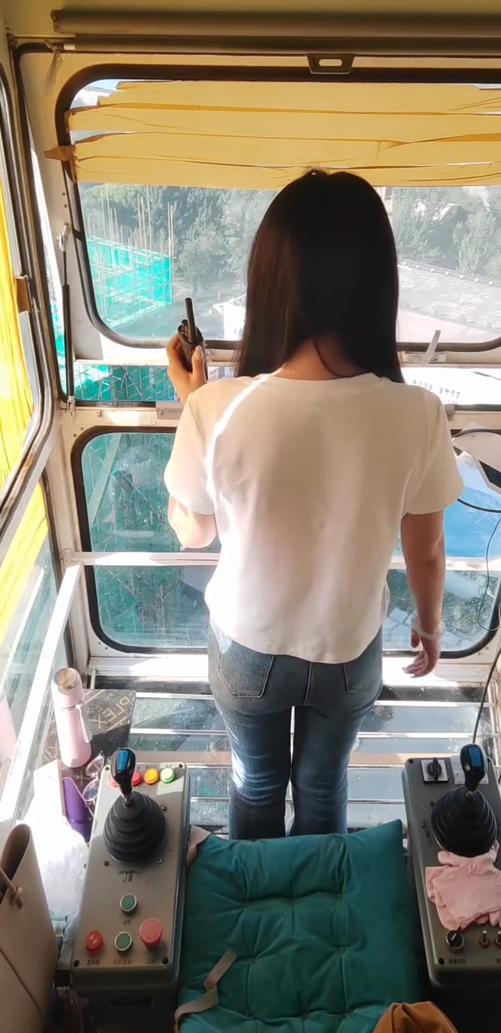 塔吊女司机的工作日常,记录高空作业的点点滴滴,安全与责任并重
