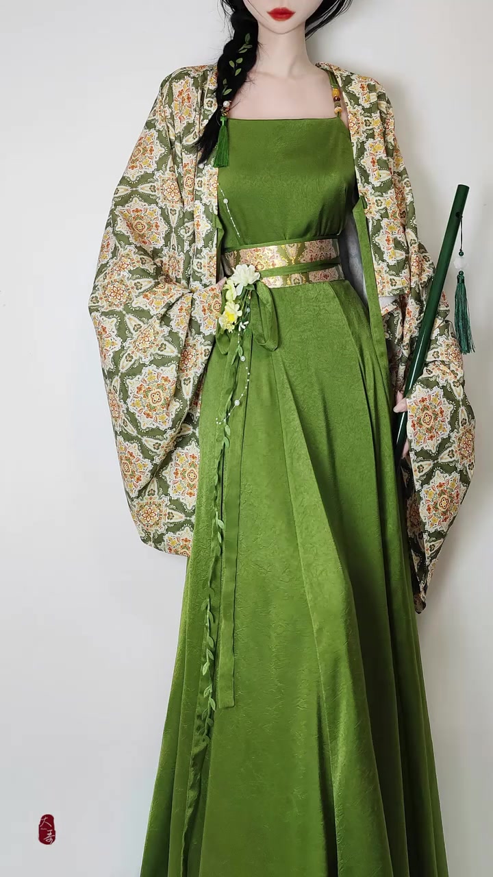 绿色系汉服丨青山烟雨客 似是故人来 "把磅礴葱郁的绿做成汉服"