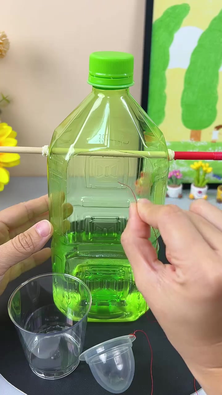 超适合暑假做的手工,喝完的饮料瓶不要扔,可以做一个打水井玩具,怀念