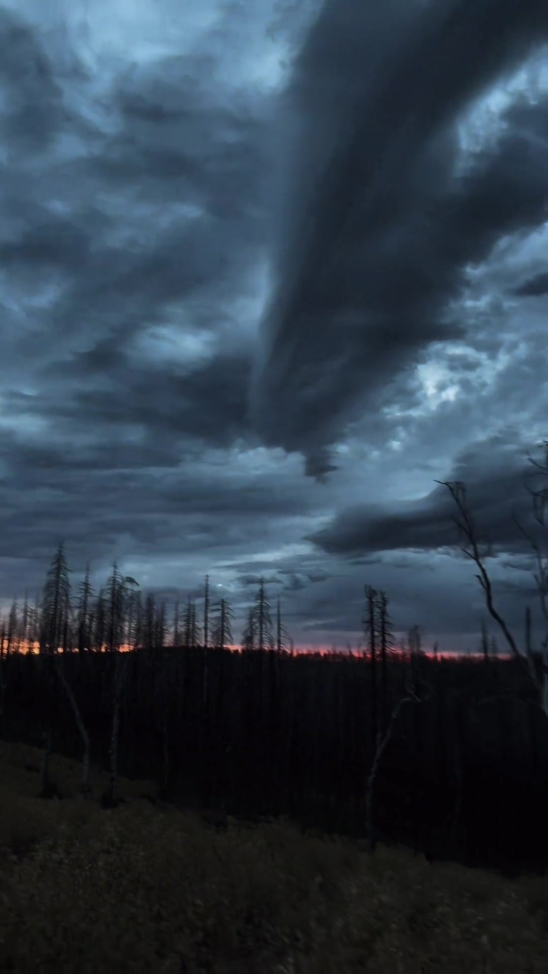乌云密布,阴沉的天空预示暴雨将至