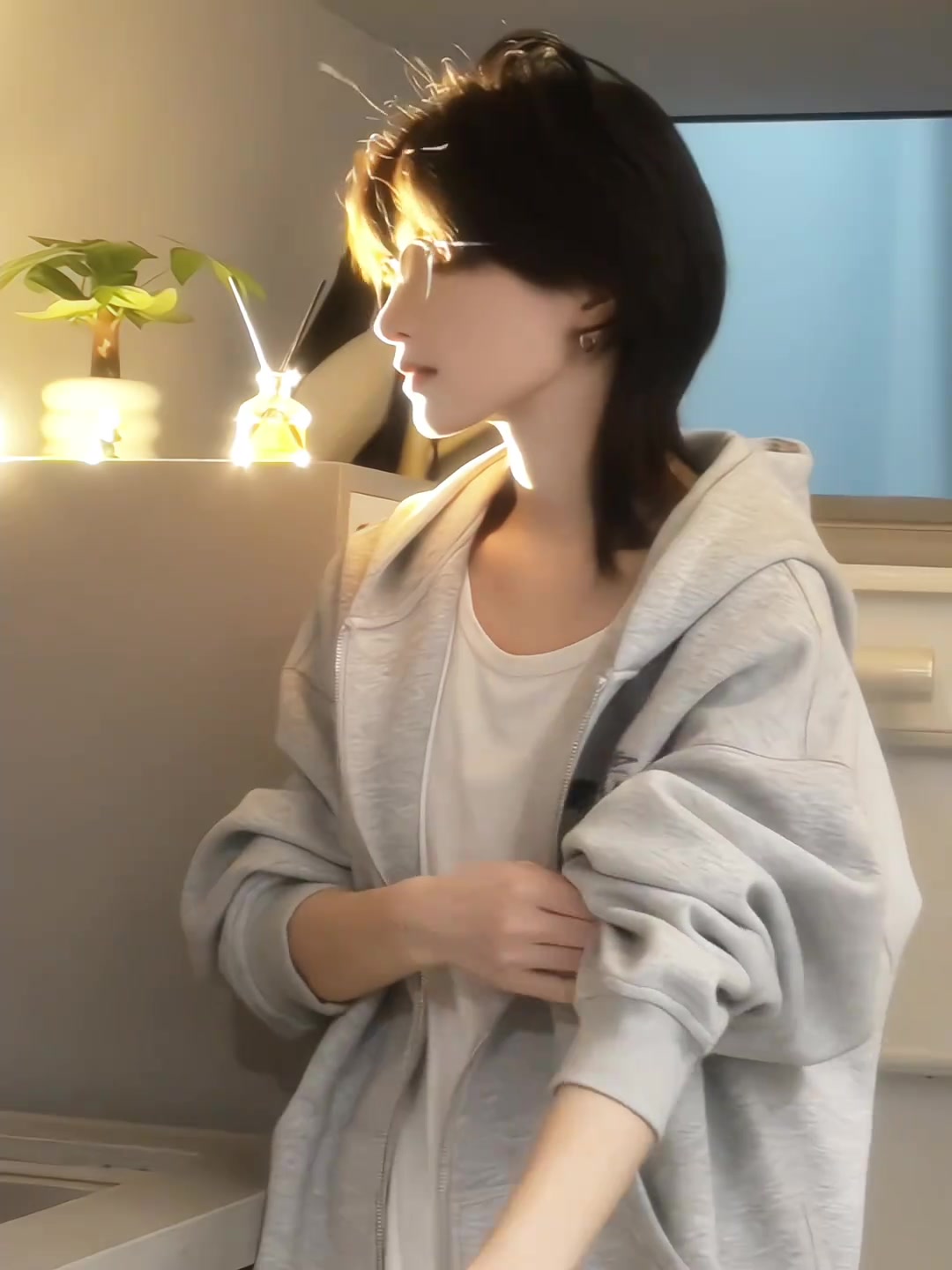 我们关系越来越亲密,短发女生侧颜,氛围感十足