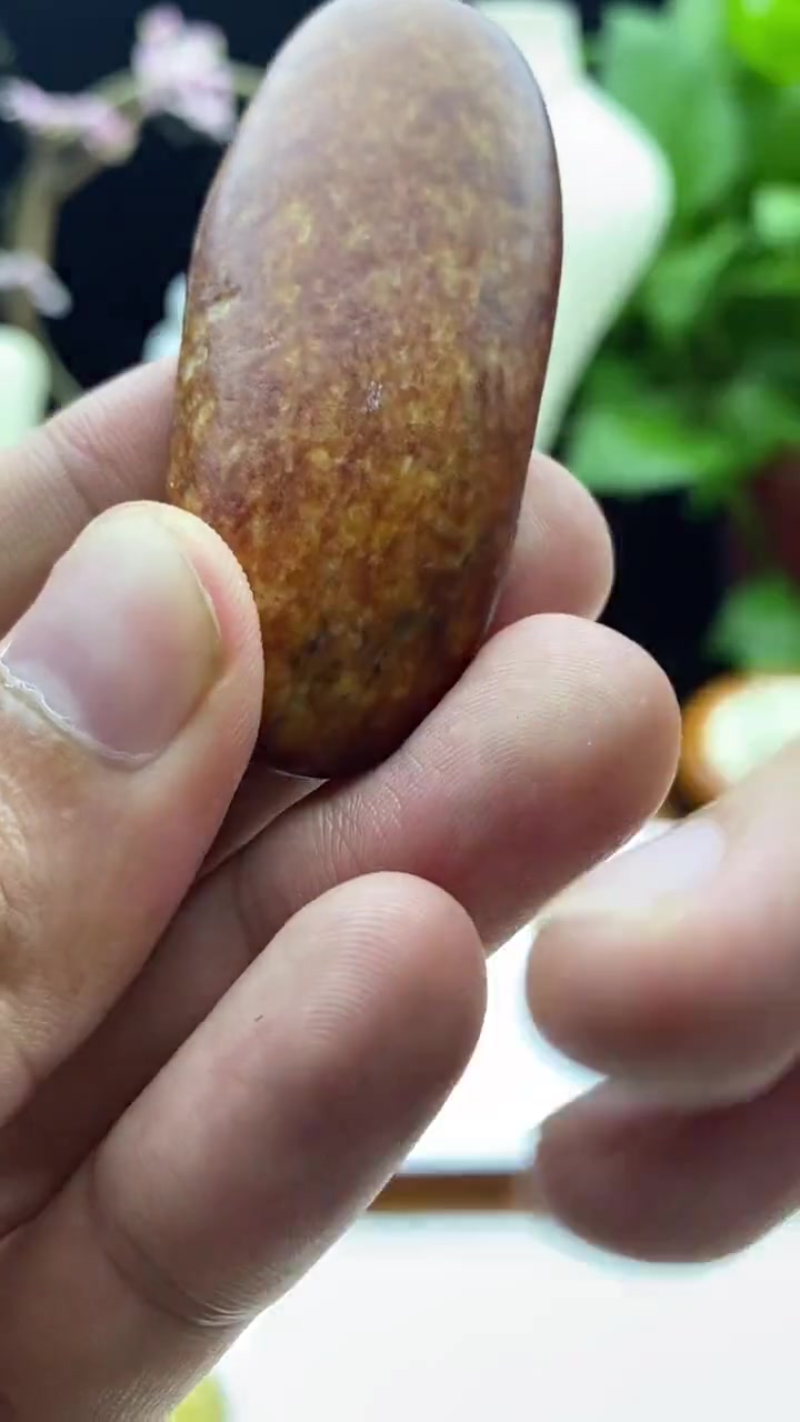 卡瓦石,也被称为傻帽石,经常被冒充和田玉来销售