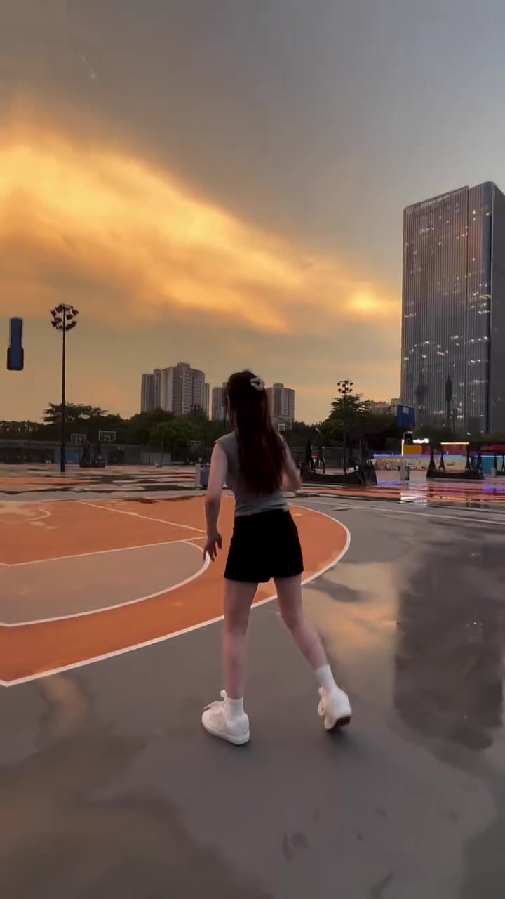 打篮球的女生,展现运动风采