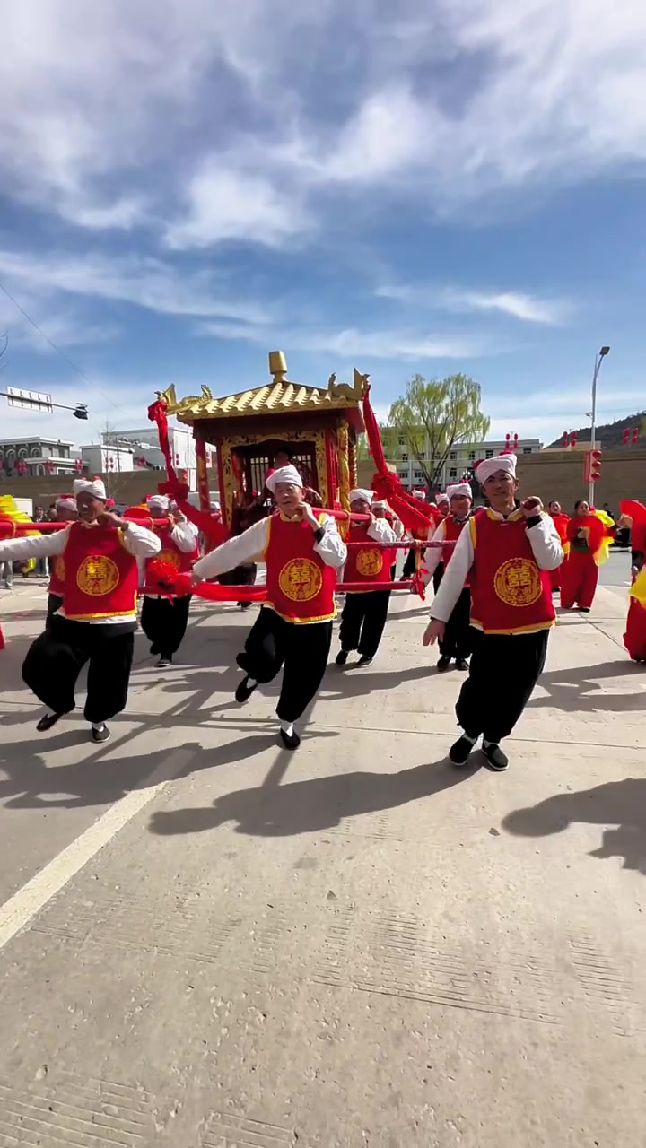 家人们陕北米脂十六抬花轿把热闹值拉满