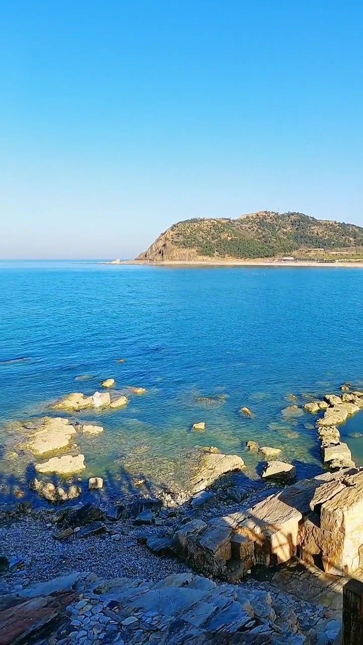 称半月湾坐落于烟台长岛最北端自然形成长约2000米的月牙长滩