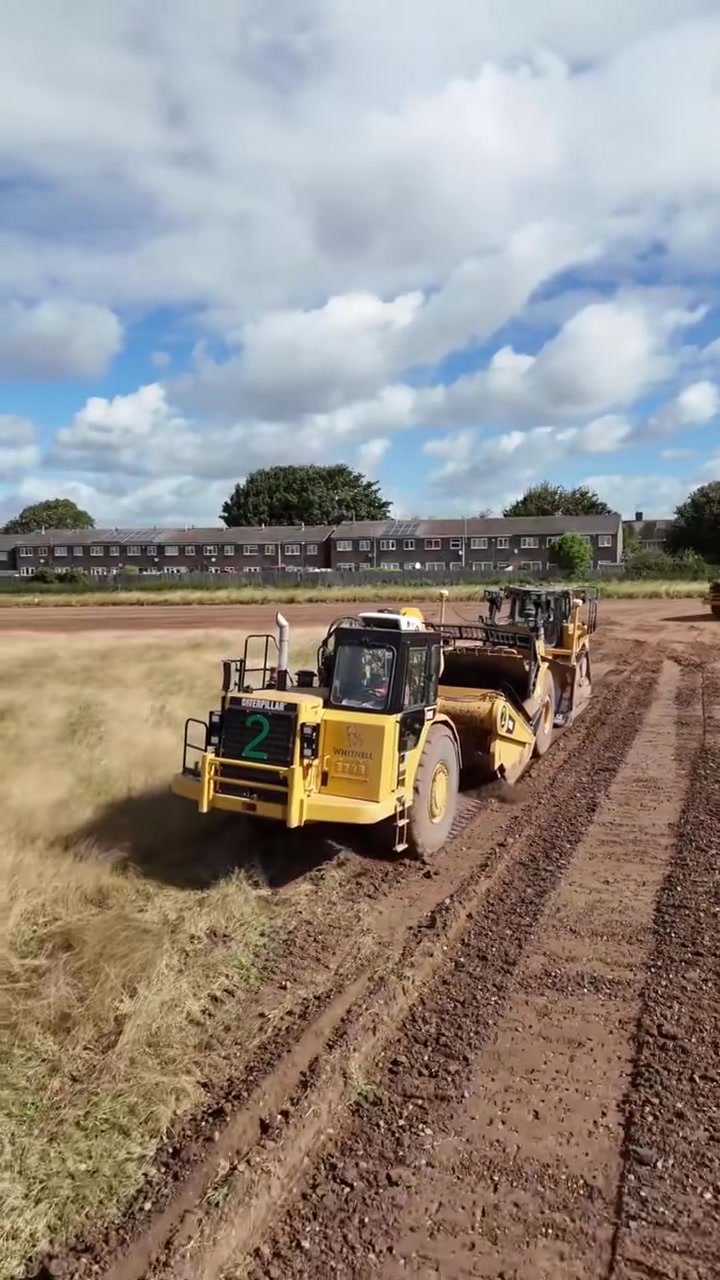铲运机结合了铲土,装料,运输三方面的功能 后面推土机的作用是增大铲