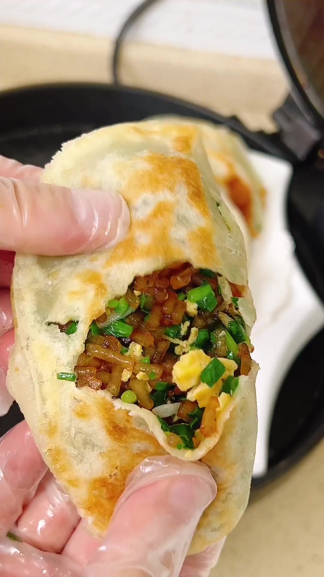 韭菜盒子这样做,冷不硬,不醒发,不破不露超好吃