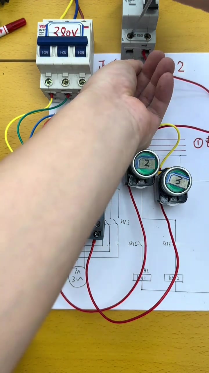 三相异步电动机正反转点动如何接线