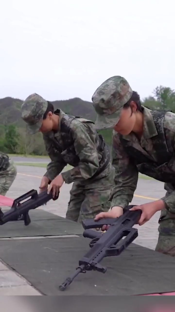 青春遇迷彩,空军春季入伍女兵展风采