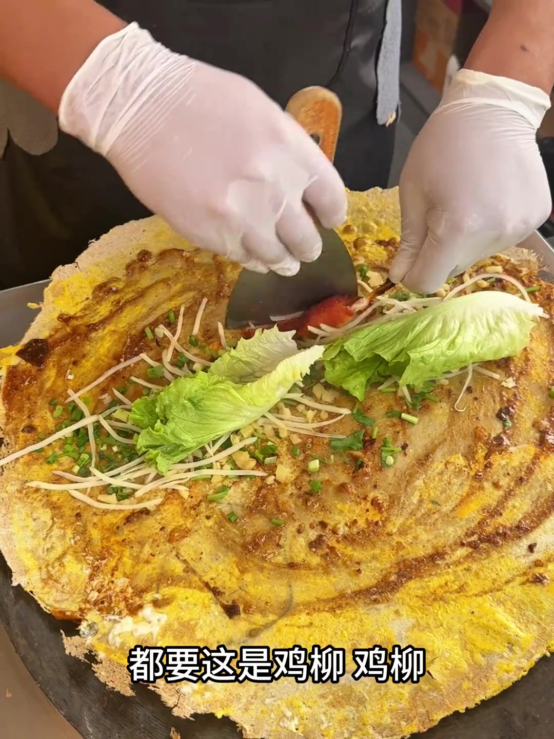 学校门口敲好吃的杂粮煎饼