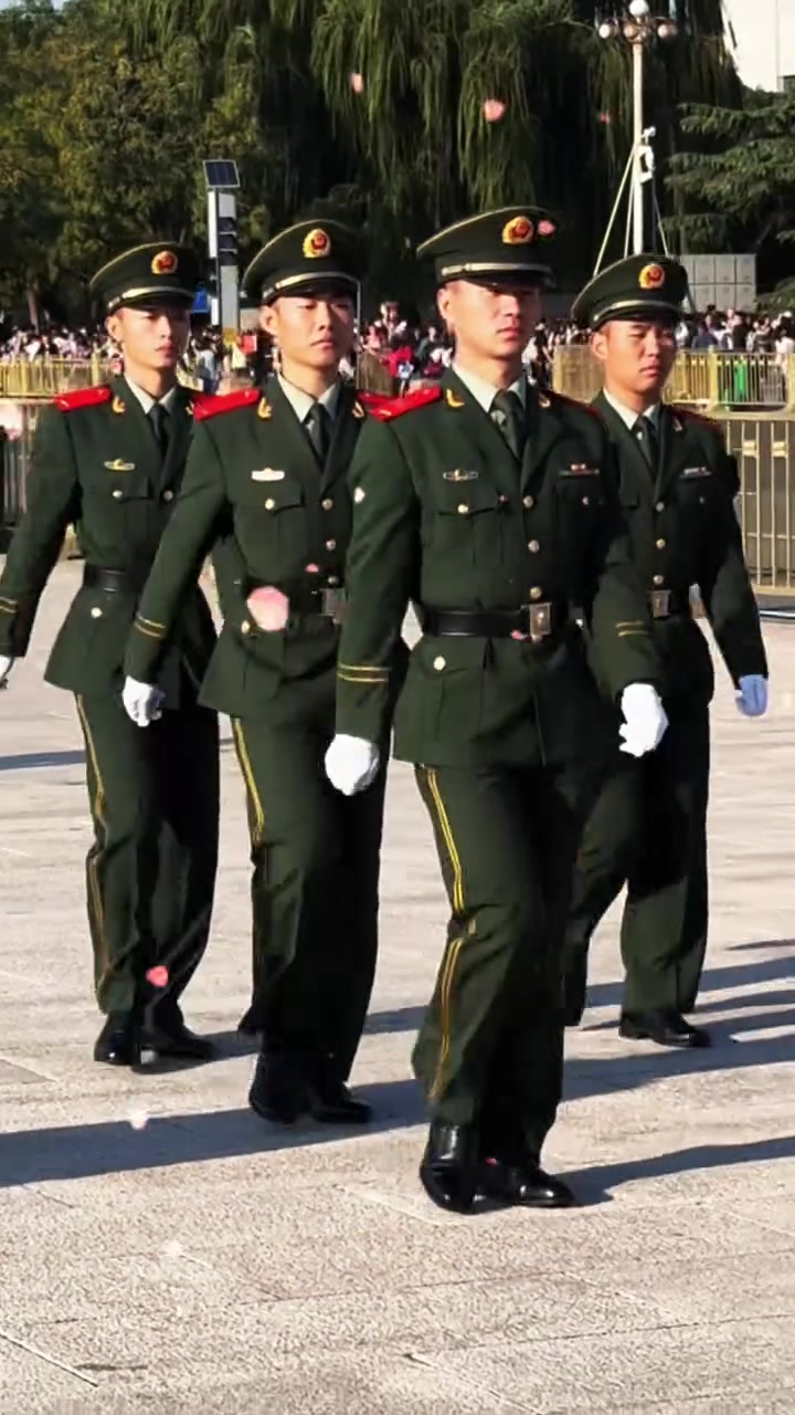致敬一线的武警战士们