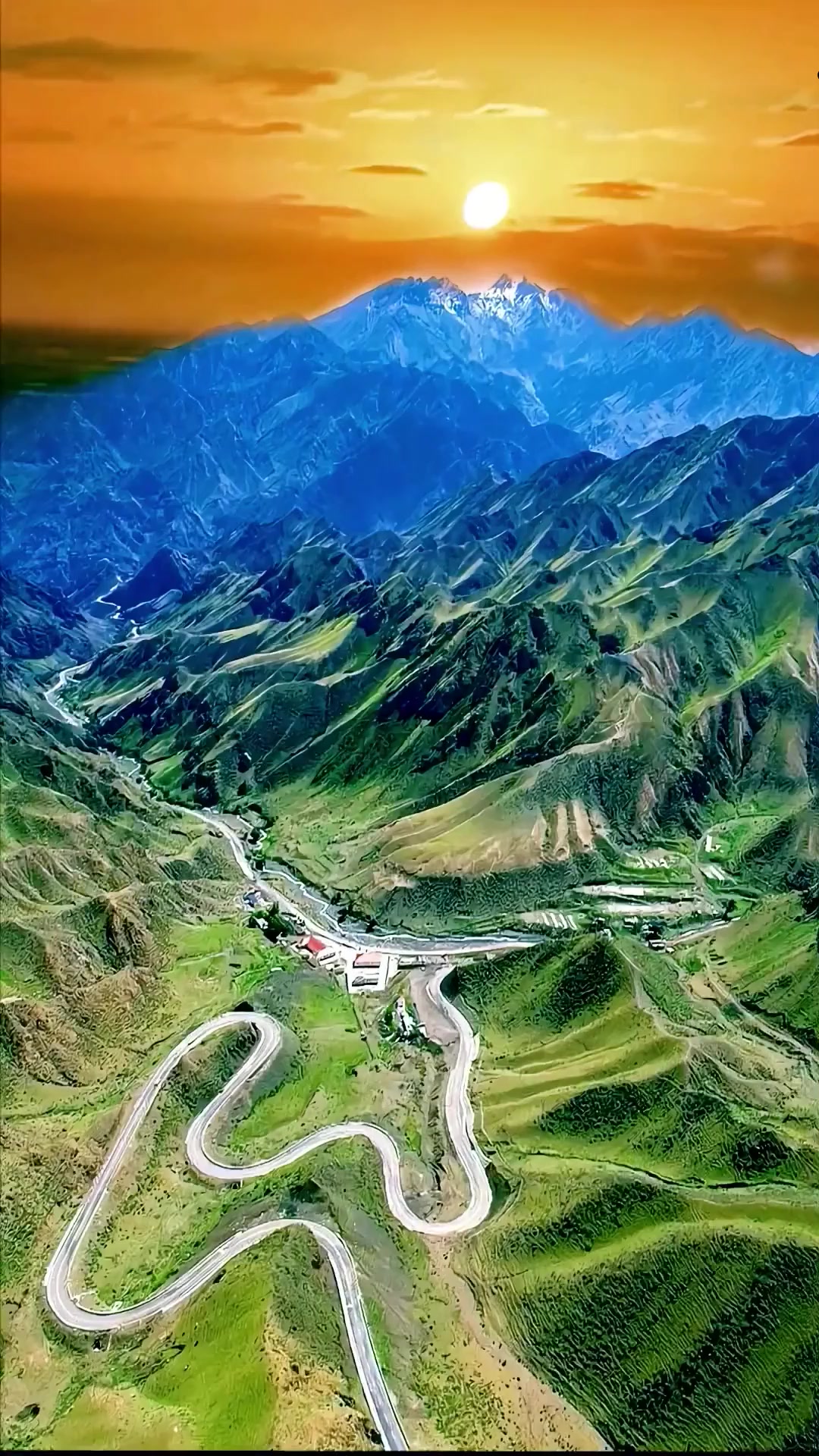 假期旅游,新疆最美公路在天山盘旋,独库公路是用生命筑起的英雄
