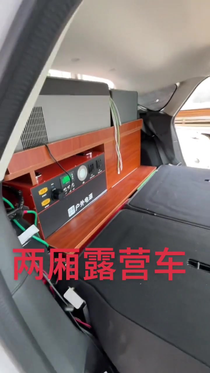 福特福克斯两厢车的床车改装,有冷热水,有电,有驻车空调