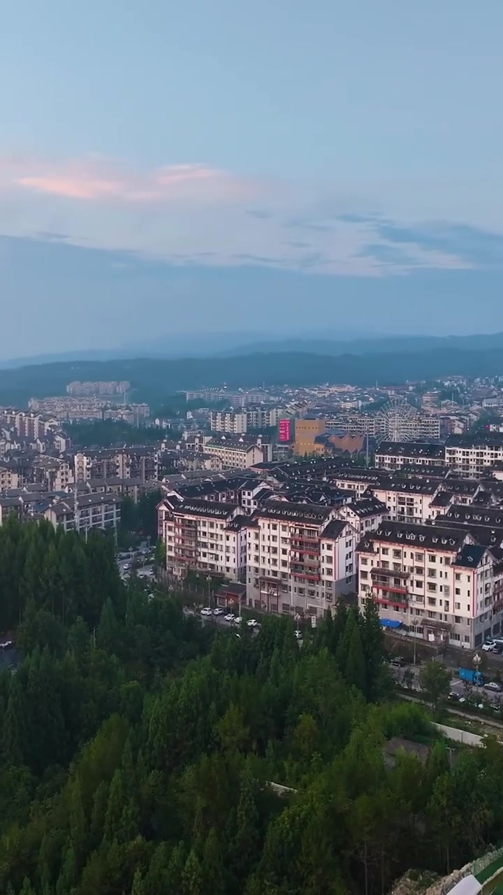 重庆市石柱土家族自治县黄水镇,平均海拔1550米,被誉为"中国黄连之乡"