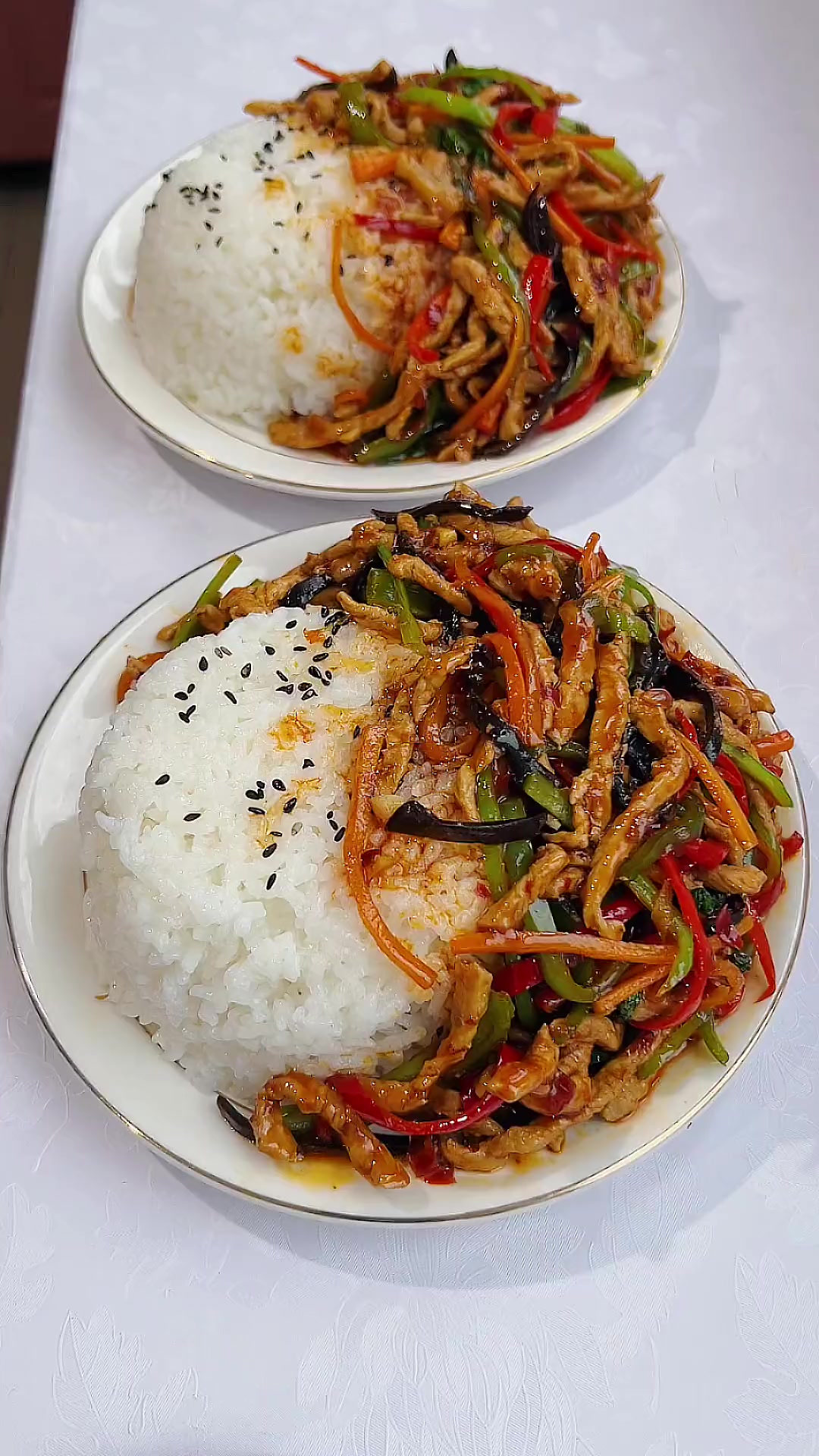 父子俩点名要吃的鱼香肉丝盖浇饭,超满足