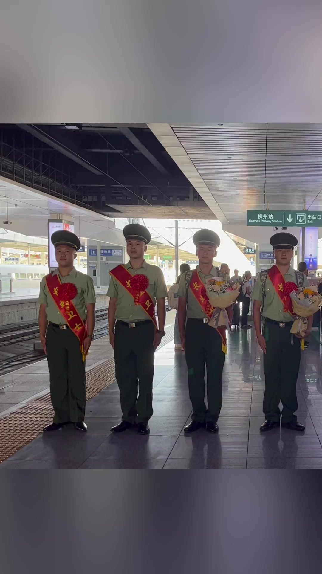 退伍老兵告别军营战友,带着思念踏上回家路