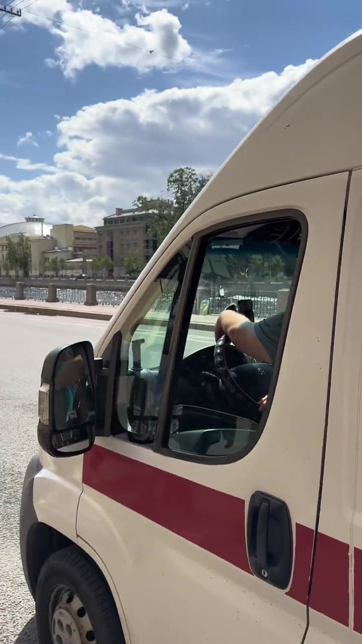 拍蓝天捕捉一只可爱的俄罗斯男孩打招呼蓝天好蓝好美,人也热情!