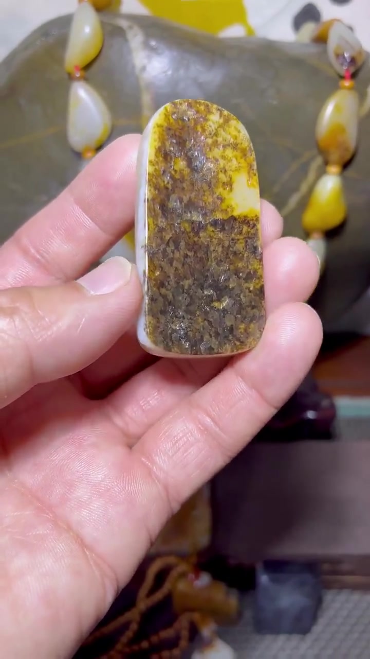 和田玉籽料秋梨皮