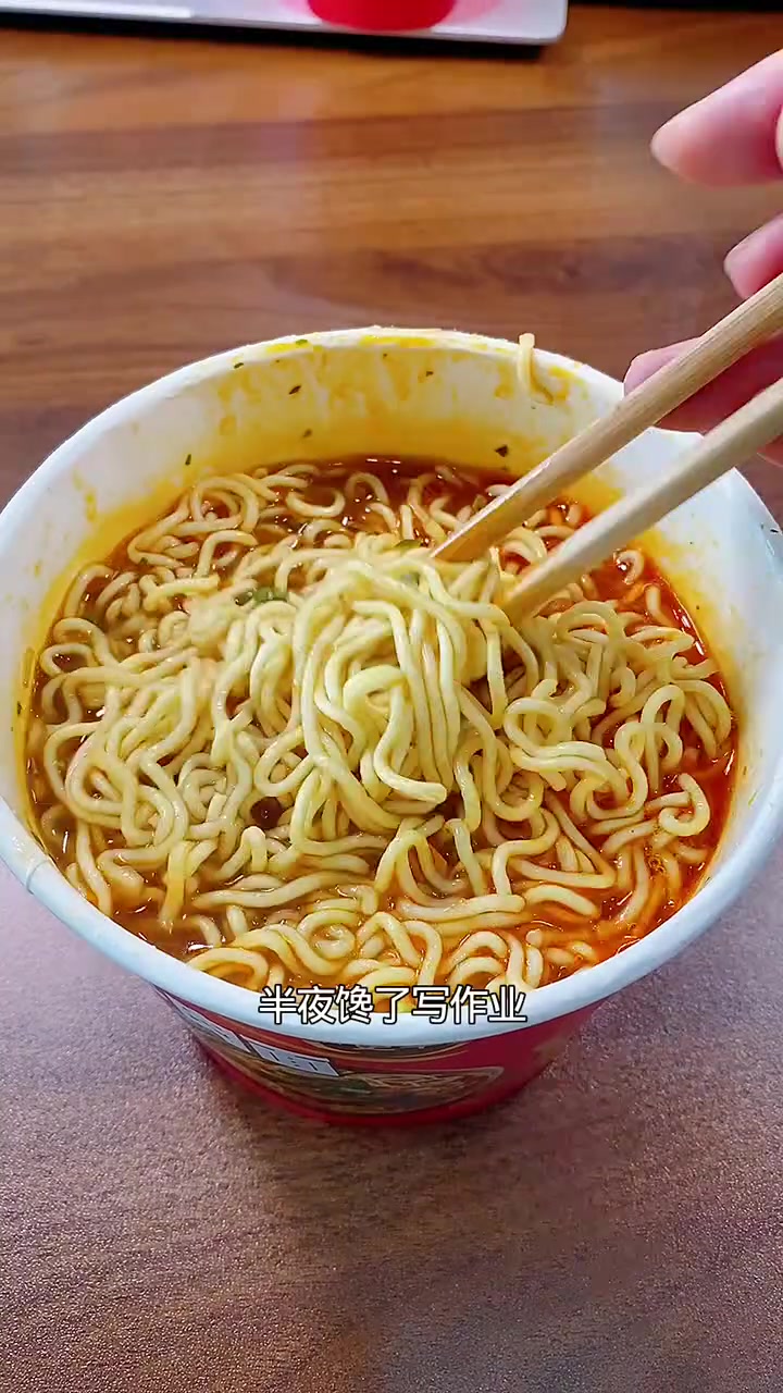 经典红烧牛肉面,到手6桶,算下来一桶一块多,饿了馋了随时来一桶