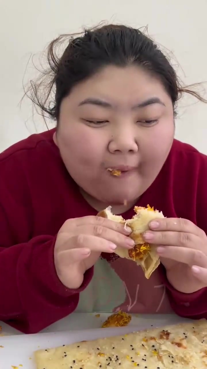 胖女孩过年狂吃放纵回家又被老妈抓来做饭