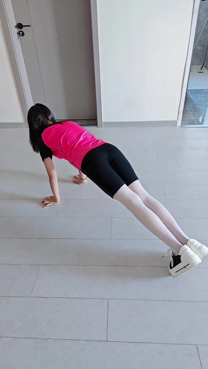运动女孩 居家锻炼 女生俯卧撑 我的健身日记 健身
