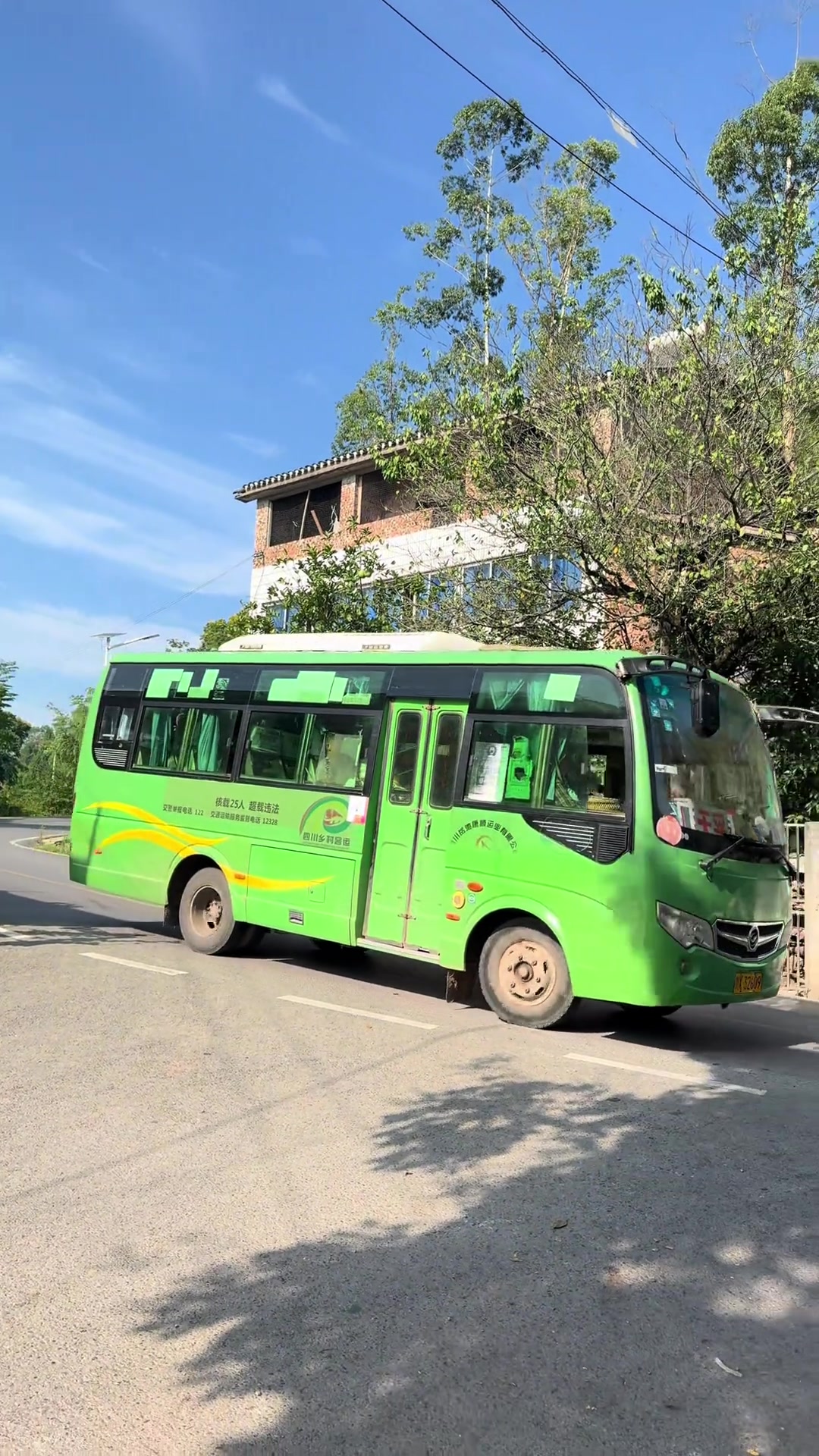 农村什么都好,就是这种班车难得等,一等就是一两个小时!