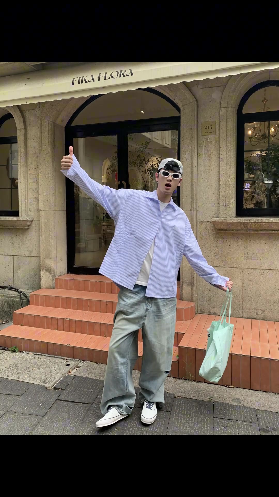 男生路边拍照姿势轻松学会氛围网感照!