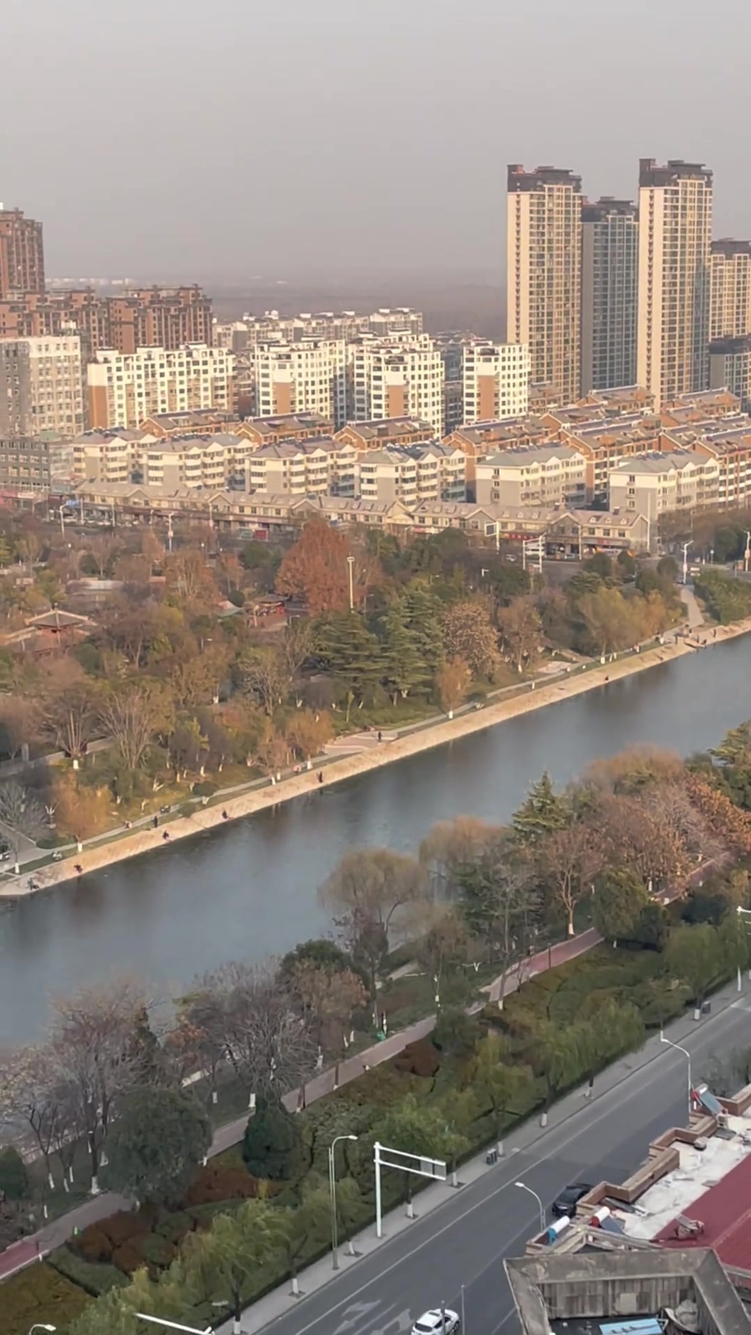 沛县沿河众人登高望远,感受小县城惬意慢节奏生活