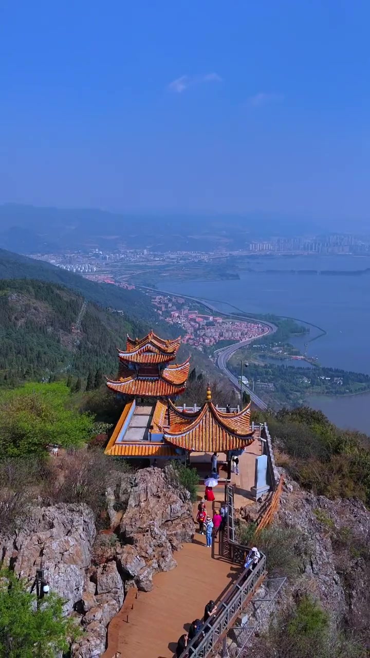 如果你来到昆明,一定要登西山,一览昆明全景,看五百里滇池奔来眼底