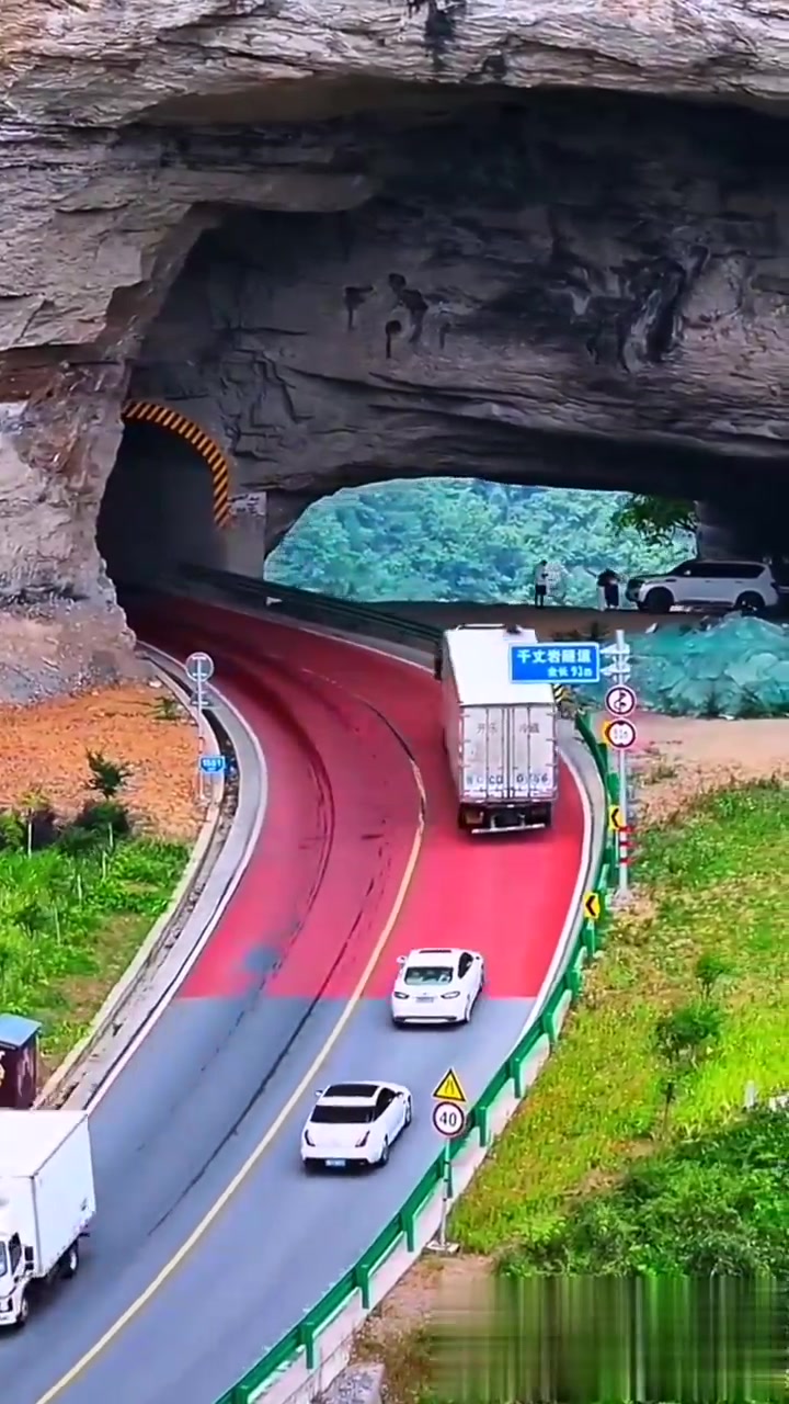 这是五峰千丈岩挂壁公路,位于湖北宜昌351国道上