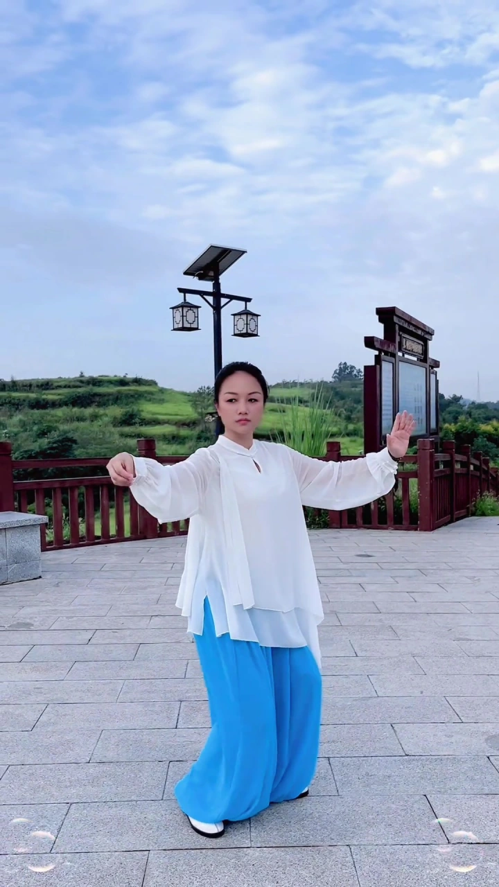 在山上呼吸清新空气,慢悠悠练一套24式太极拳