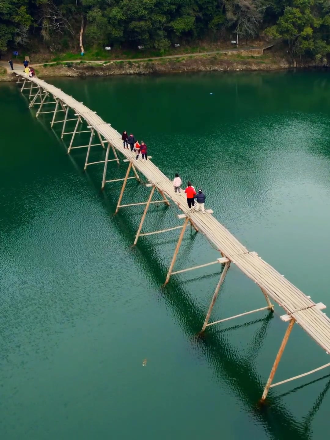 小船悠悠摇曳,如在画中游,婺源漳村板凳桥美若诗境