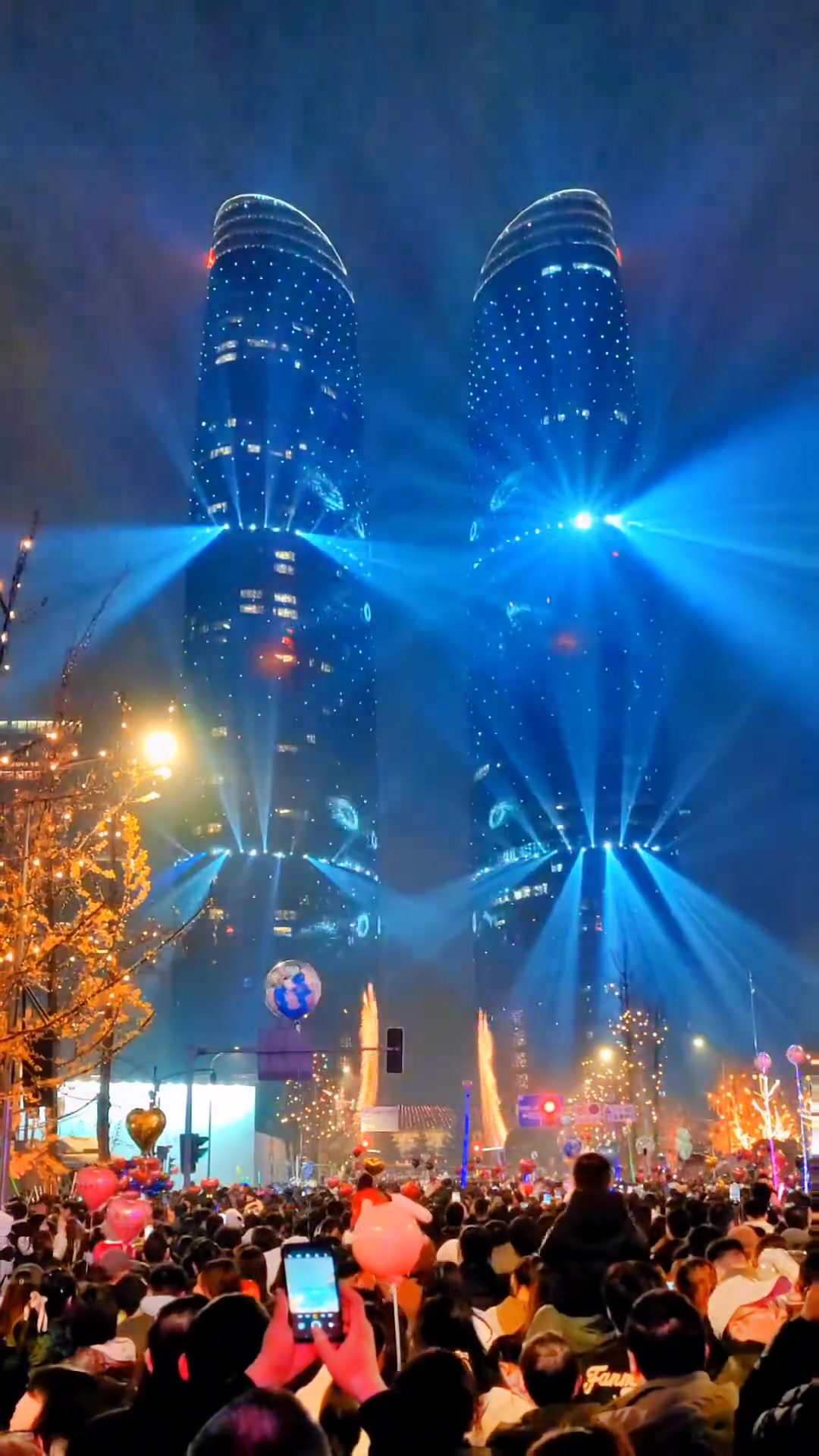 成都金融城双子塔灯光秀,炫酷壮观场面令人震撼!