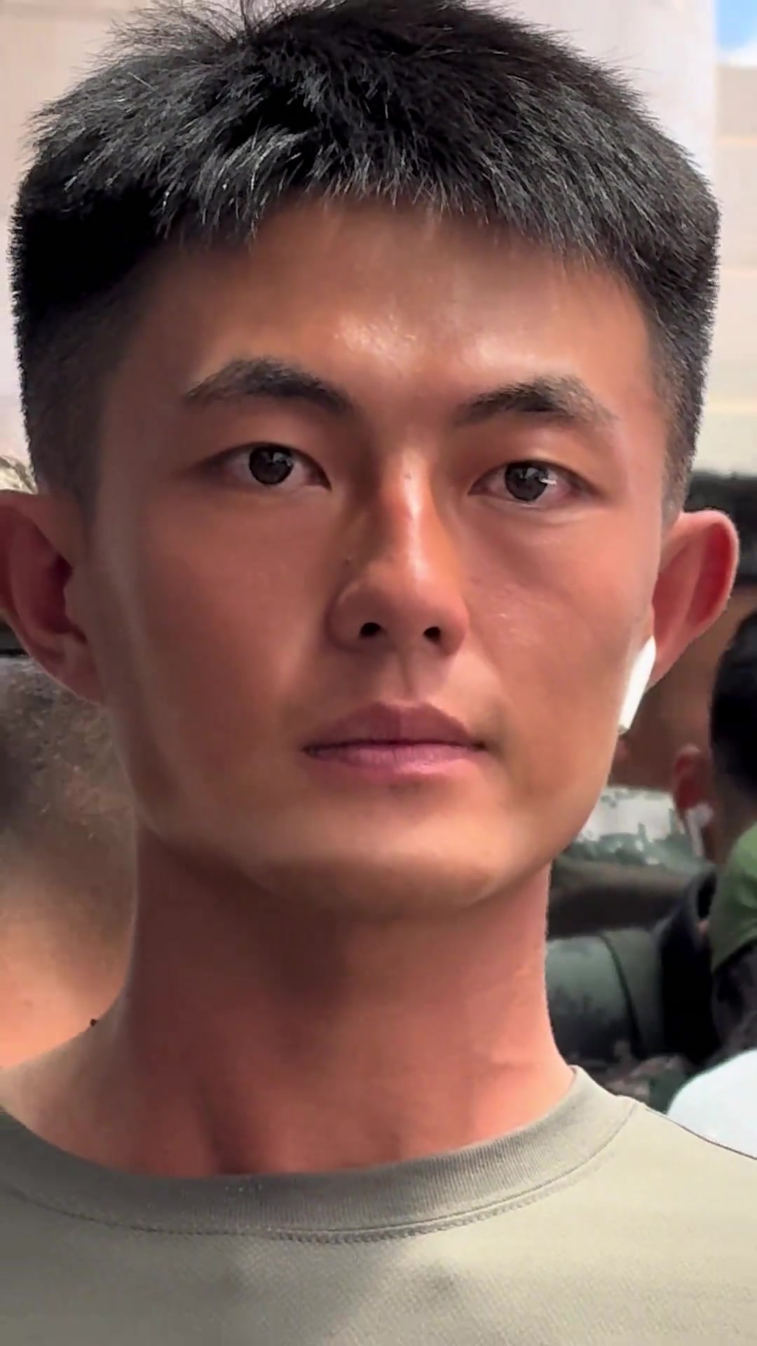 经过200天的刻苦训练脸上带有印记眼神坚毅英姿飒爽这是最高的荣誉