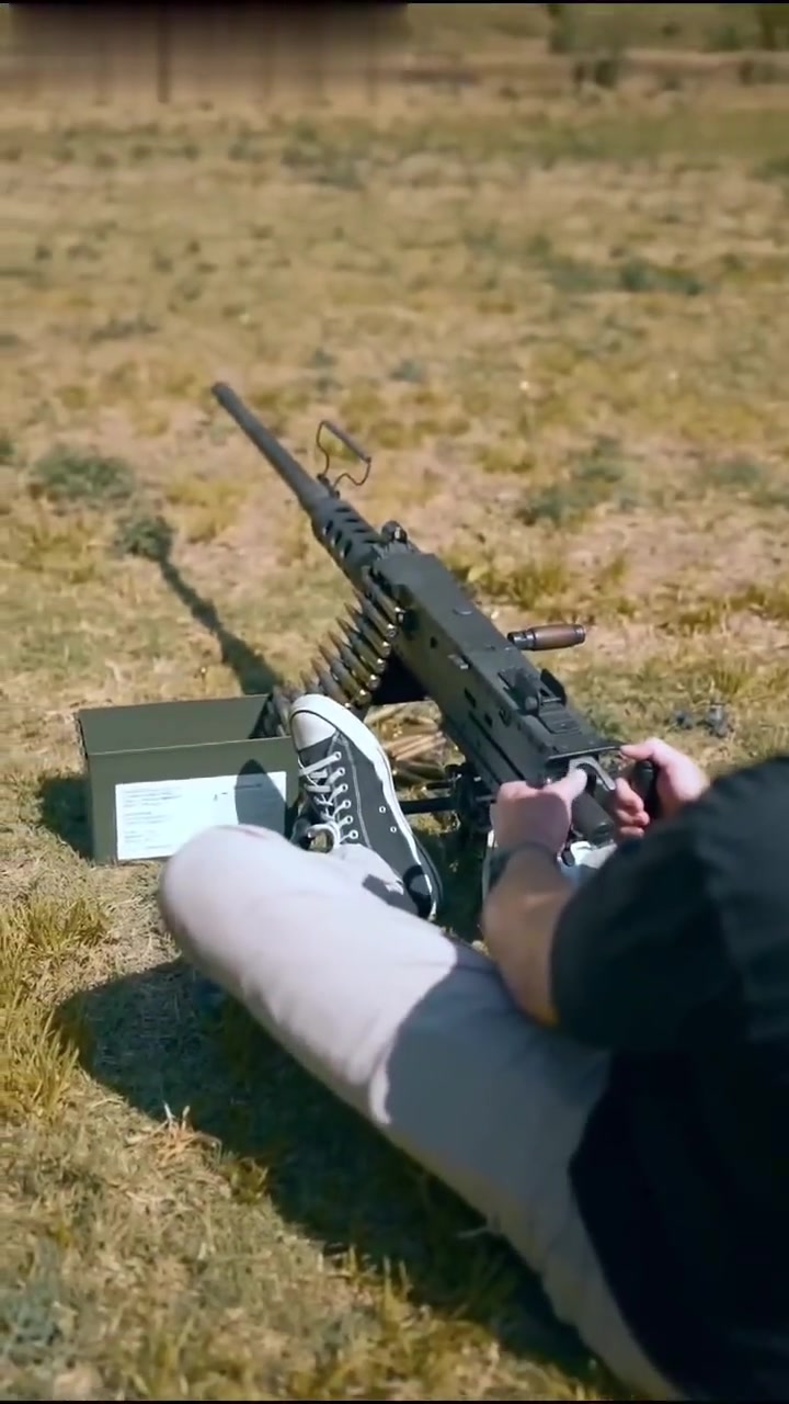 "越战老兵再次射击m60机枪"