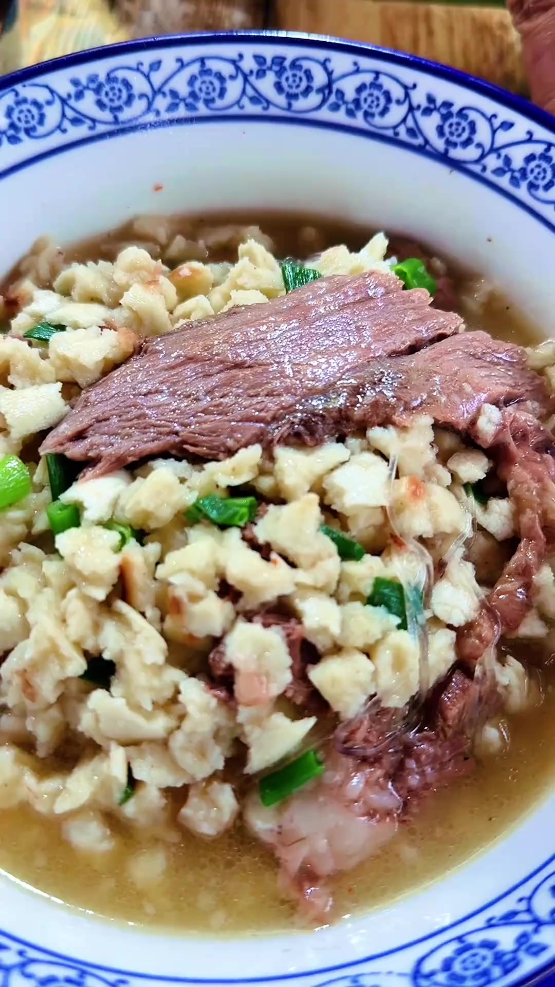 西安回民街吃牛肉泡馍,量大实惠,两人一份