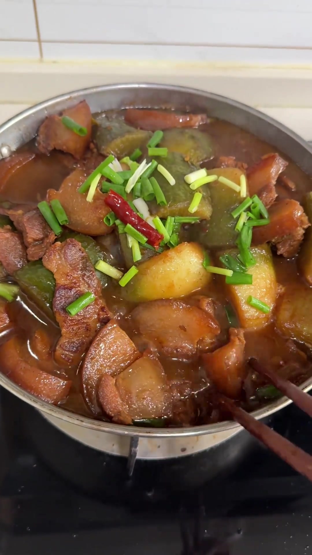 萝卜炖肉,下一句是啥来着笨黑猪肉就是香