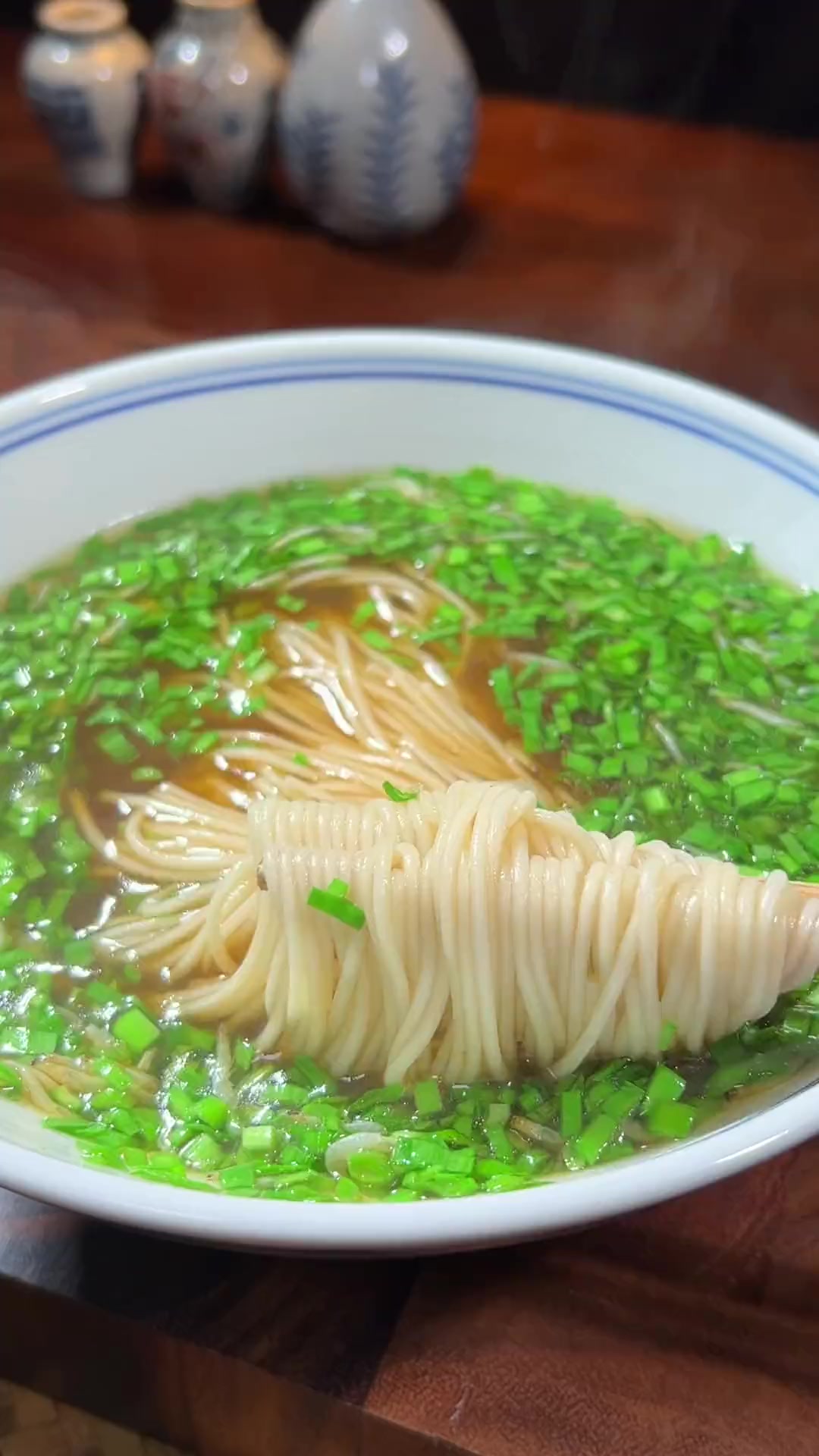 晨起做韭菜清汤面,简单营养又美味