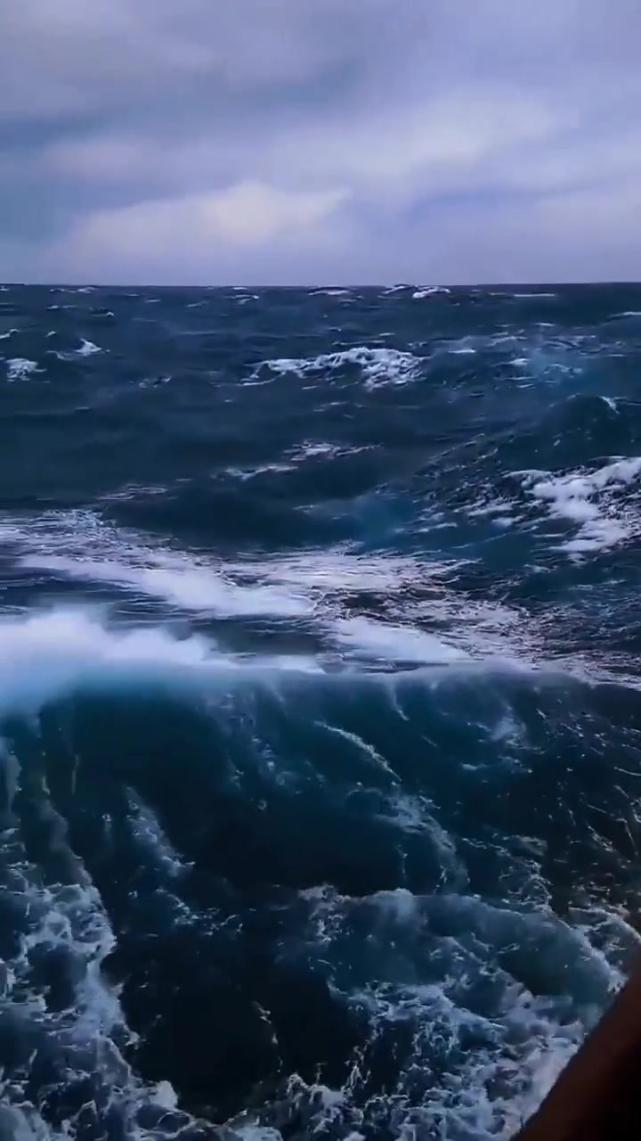 寒冷深海带来的窒息,压迫与孤独感,仿若走到世界尽头