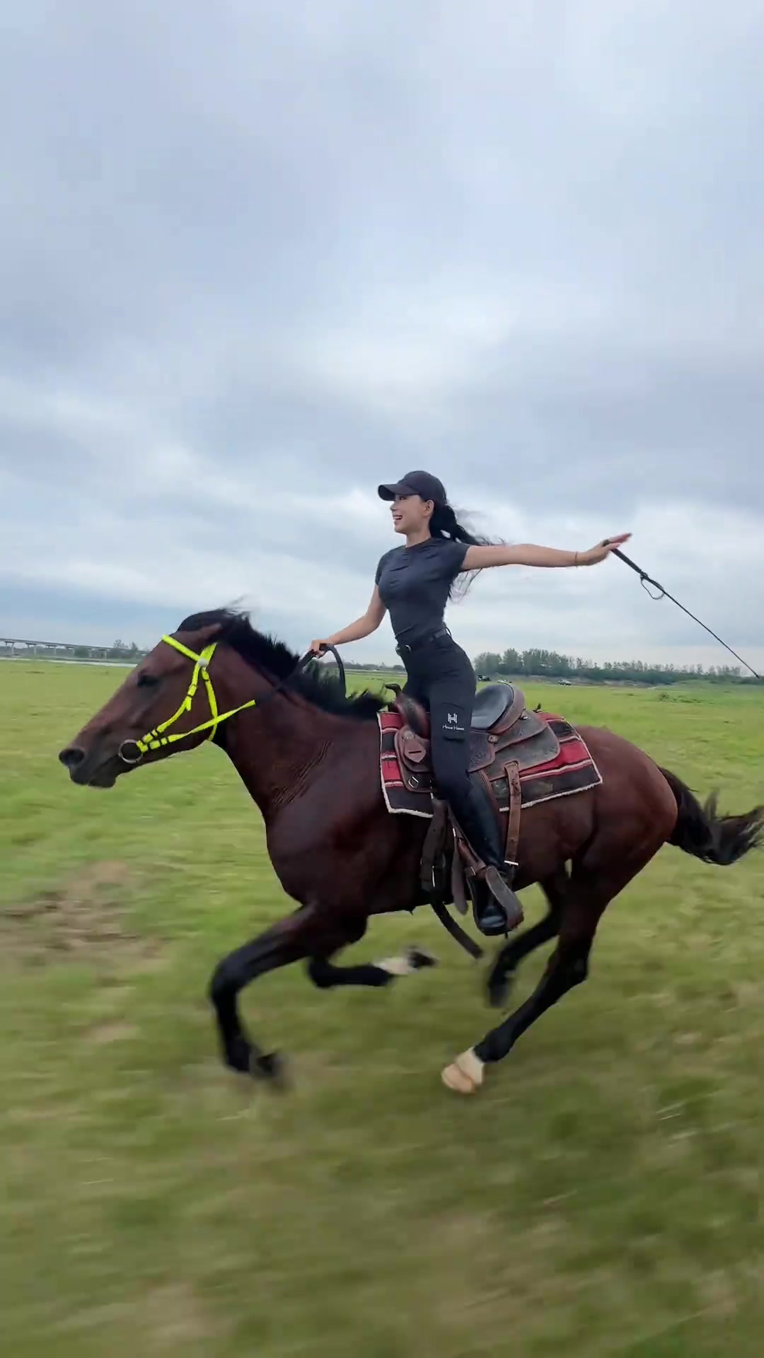 女人骑马必须帅