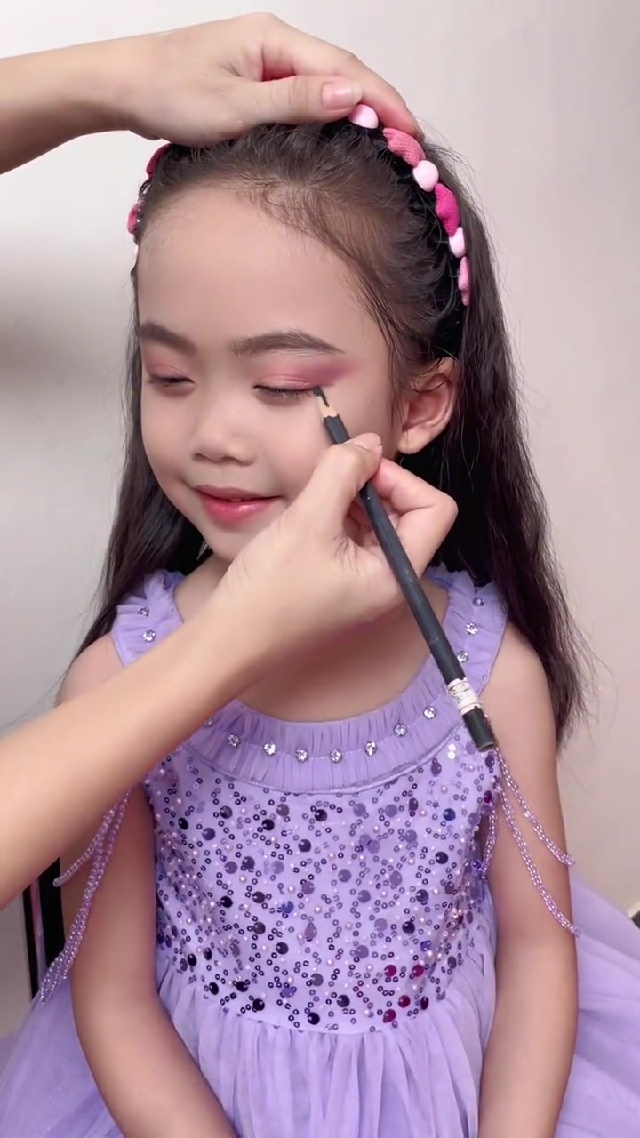 你们要的儿童六一舞台表演简单妆容教程来咯